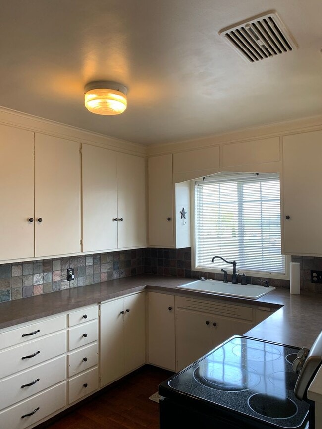 Foto del edificio - 5897 Malloy Ave (Lease Takeover)