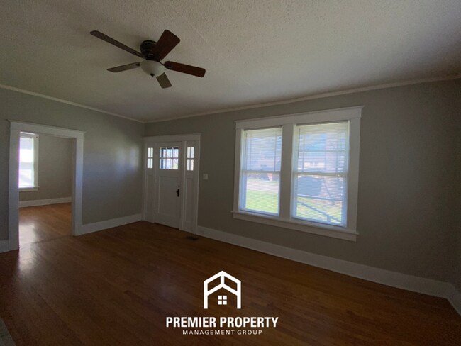 Foto del edificio - Vibrant 3BR Home near Midtown Memphis | Fireplace, Hardwood Floors & Fenced Yard