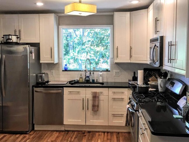 Building Photo - Lovely Updated Rosewood Home