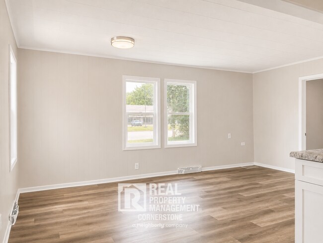 Foto del edificio - 3 Bedroom Home with Huge Yard & Great Natural Light