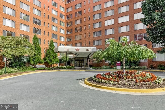 Building Photo - 1121 Arlington Blvd