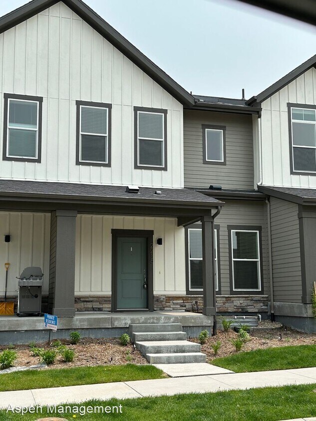 Foto principal - 3 br, 3.5 bath House - 2215 Village Green Way