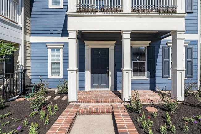 Building Photo - Stunning Victorian Townhouse!