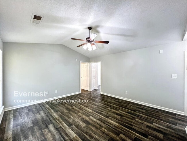 Building Photo - Charming 3-Bedroom Home with Comfortable L...