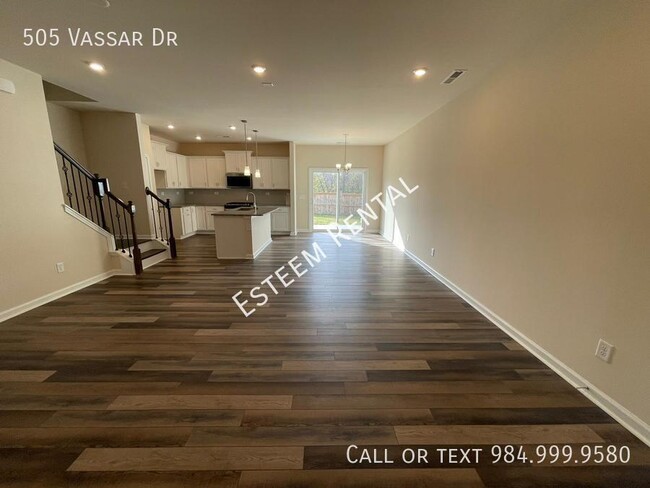 Building Photo - 505 Vassar Dr