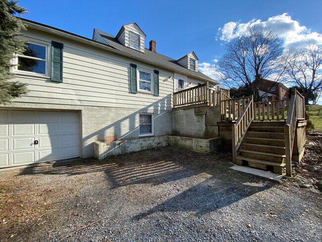 Building Photo - 198 Garber Ln