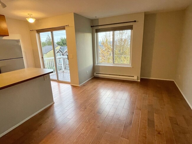 Building Photo - South-Facing Top Floor Condo in Ballard!