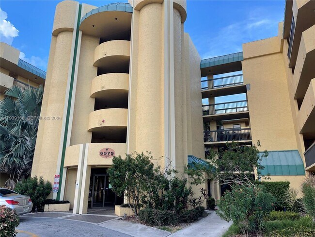 Foto del edificio - 6575 W Oakland Park Blvd