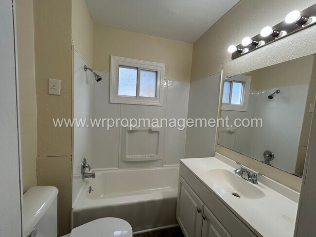 Building Photo - 3 Bed 1 Bath Home in West Toledo