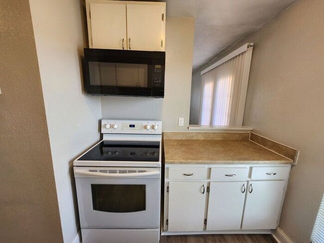 Building Photo - Updated 2-Bed, 1-Bath Apartment – On-Site Laundry | Move-In Special: Get 50% Off Your First Month...