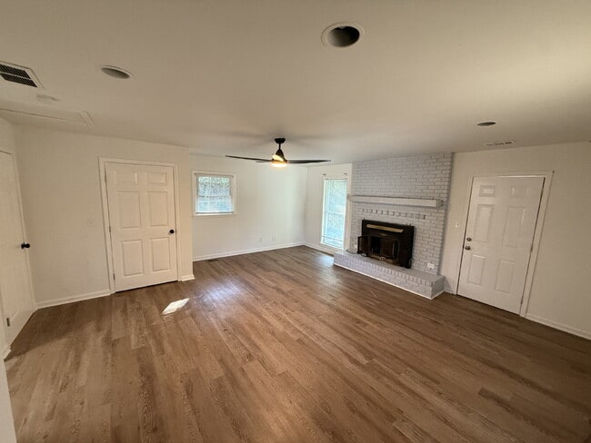Photo - **Spacious 4-Bedroom Home with Modern Comforts in Decatur, GA**