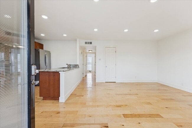 Building Photo - 2/1 Windsor Park Condo - Available Now!