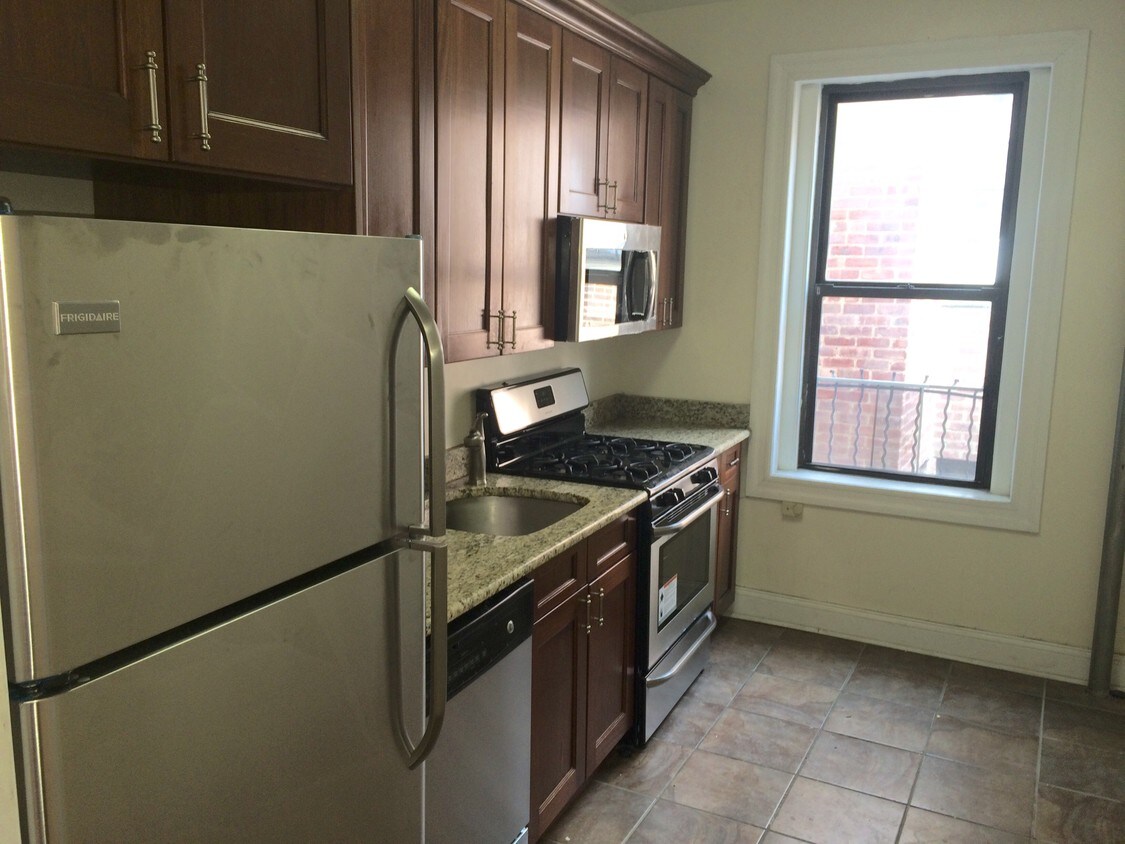 Primary Photo - 133 Seaman Ave