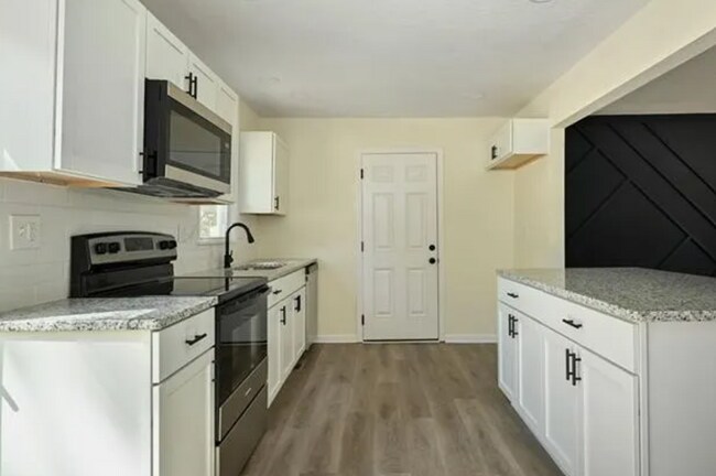 Building Photo - Stunning 4-Bedroom, 2-Bath Home with Moder...