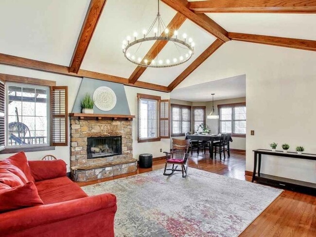 Building Photo - Stunning 5 Bed 3 Bath Home on Quiet Street!