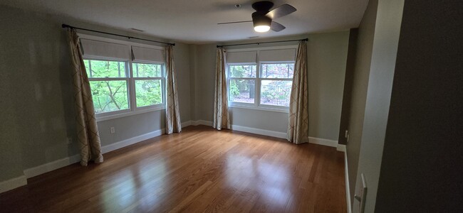 Building Photo - 558 E Merrimack St