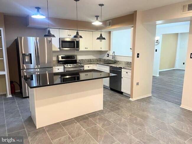 Building Photo - 403 Woodside Cir