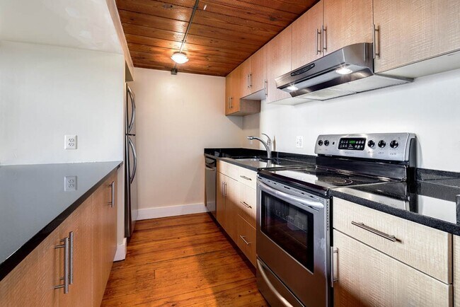Foto del edificio - Spacious 1 Bedroom Loft Available 6/1