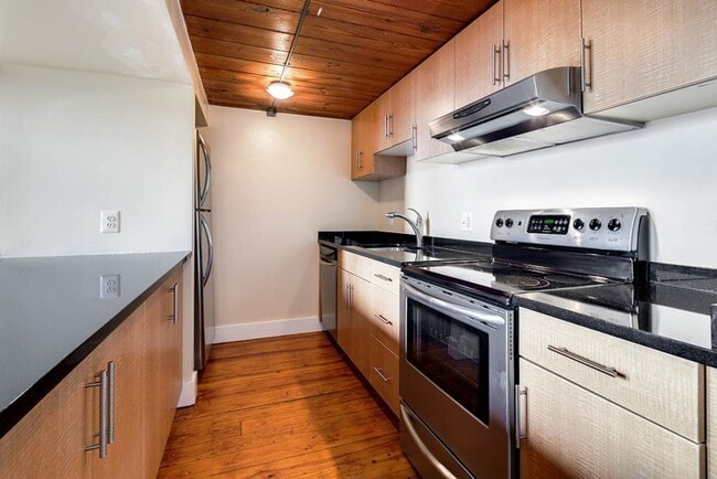 Building Photo - Spacious 1 Bedroom Loft Available 6/1