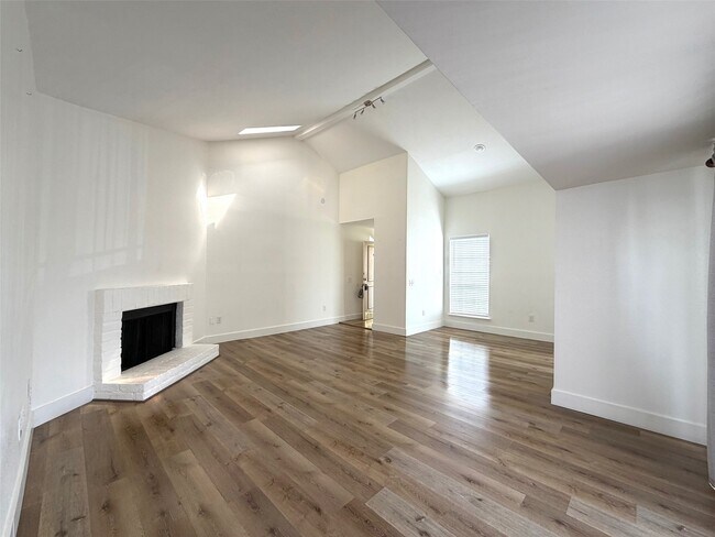 Foto del edificio - 9809 Richmond Ave