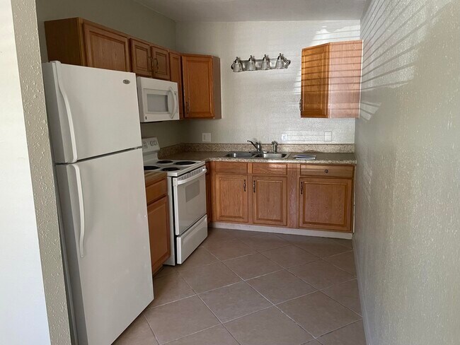 Building Photo - 1443 Paradise Ln