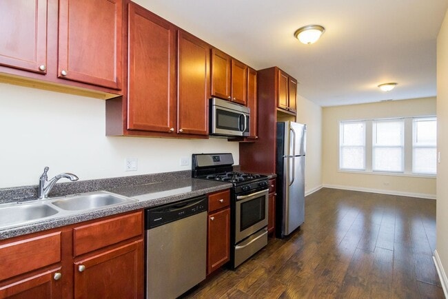 Building Photo - 4715 W Cornelia Ave