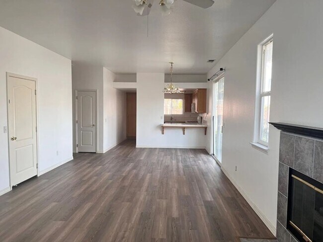 Foto del edificio - 3 Bedroom, 1 Bath Home with attached 2 car garage