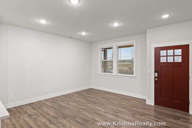 Building Photo - Beautiful Newer 3BD* 2.5 BA* Home in Betha...