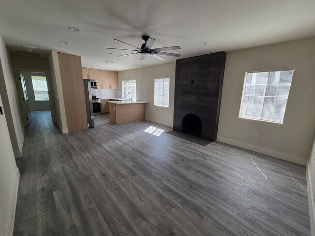 Foto del edificio - Completely Remodeled Home for Rent – Midtown Sacramento