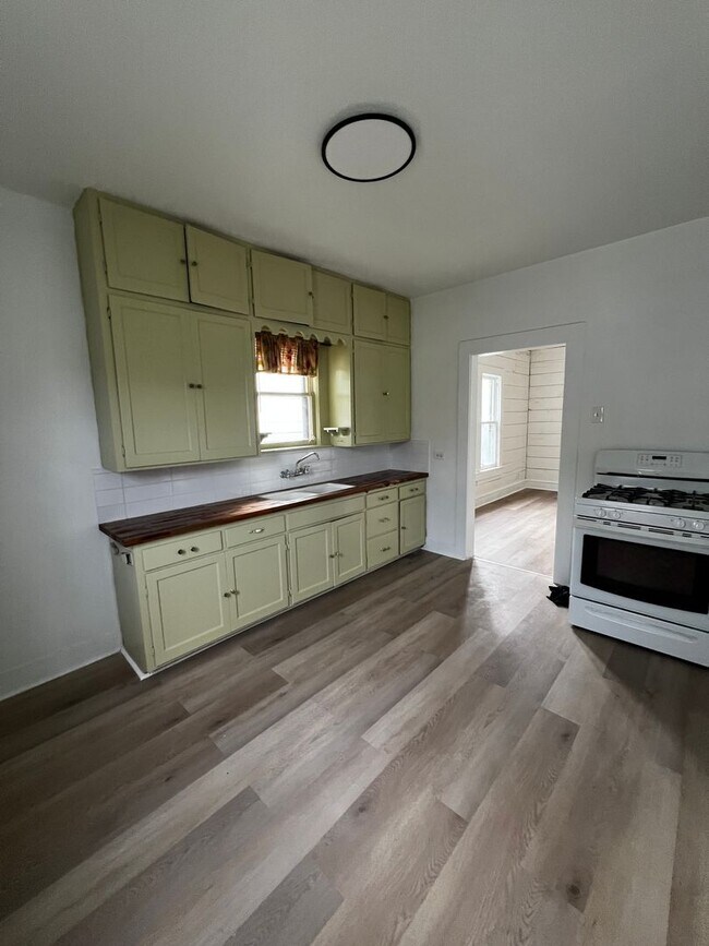 Building Photo - Spacious 3 Bed - 1 Bath House Near Downtown