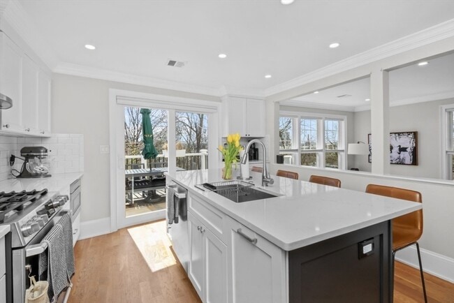 Foto del edificio - 322 Bunker Hill St