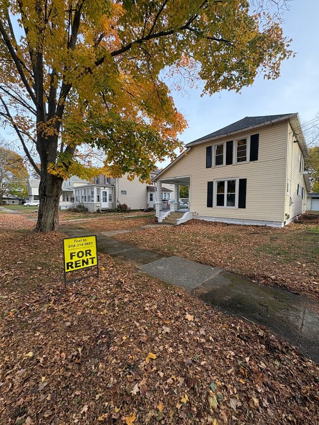 Building Photo - Remodeled 4 Bed 2 Bath House