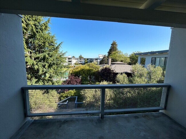 Building Photo - Two Bedroom Condo Available in Emeryville ...