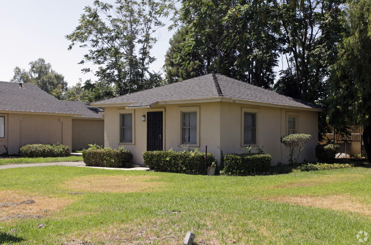 Foto del edificio - Cottonwood Apartment Homes