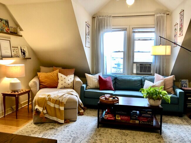 Living room facing south - 3436 N Hoyne Ave