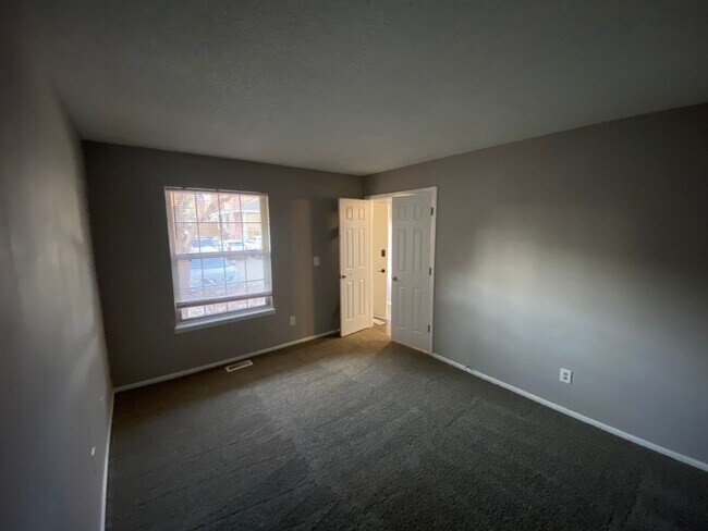 Building Photo - Spacious Aurora Townhome