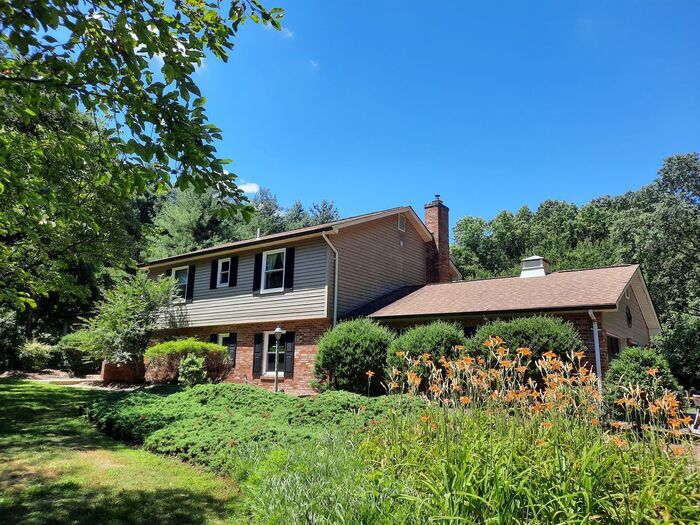 4 Level Home with Inground Pool 2 Car Gara... House Rental in