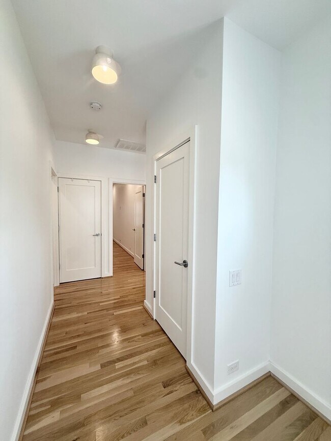 Building Photo - BRA01BS