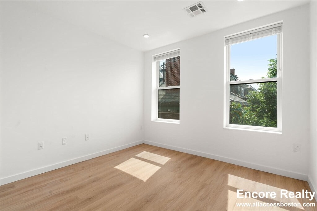 Building Photo - 51 Centre St