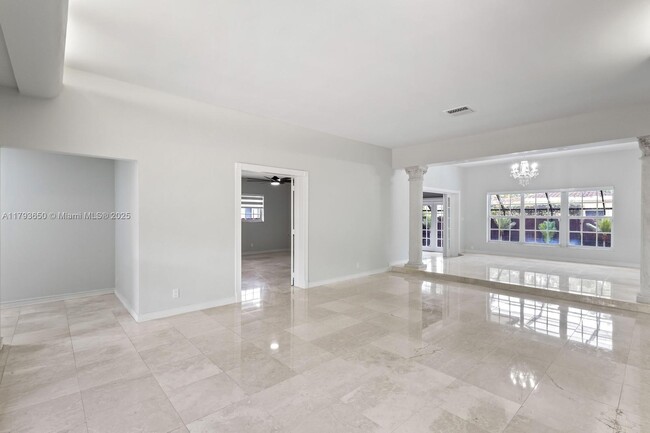 Foto del edificio - 80 Shore Dr W