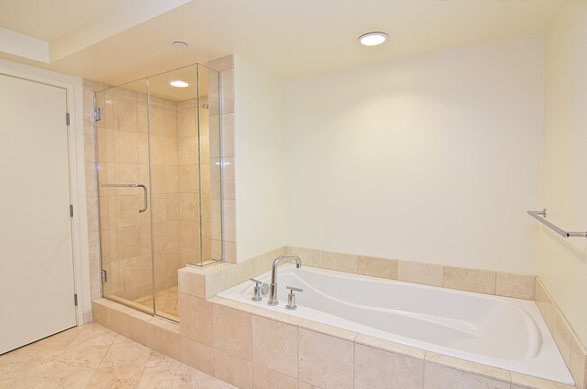 Building Photo - 13650 Marina Pointe Dr