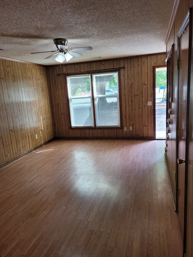 Building Photo - 113 Oak St