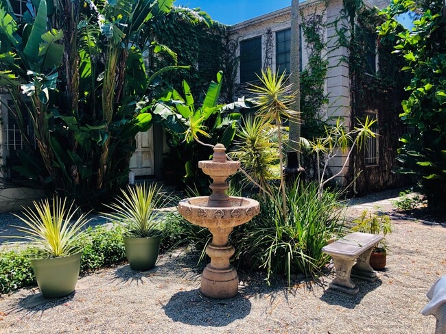 Front Courtyard - 5968 San Vicente Blvd