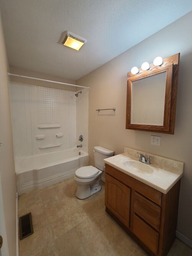 Building Photo - 3 Bedroom House, Champaign IL