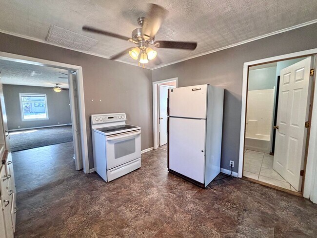 Foto del edificio - 726 W Military Ave