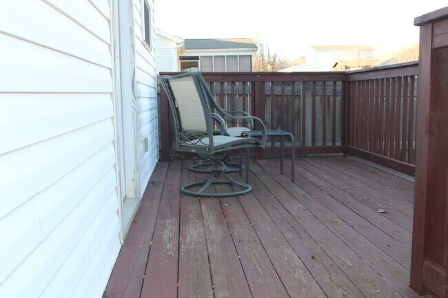 Spacious back deck - 1685 Sails Way
