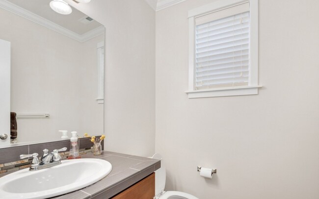 Foto del edificio - A spacious 4-bedroom and 3.5 bathroom home...