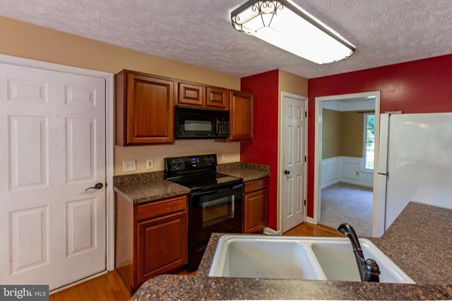 Building Photo - 11800 Oakhurst Dr