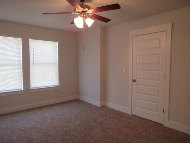 Building Photo - Nice townhome with easy access to Navy Fed...