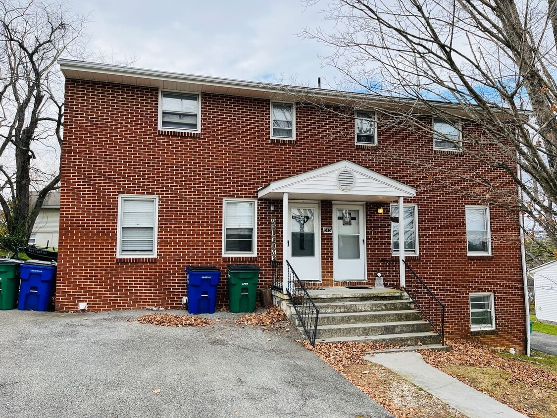 2 Bedroom, 2 Bath Townhouse - 2 Bedroom, 2 Bath Townhouse